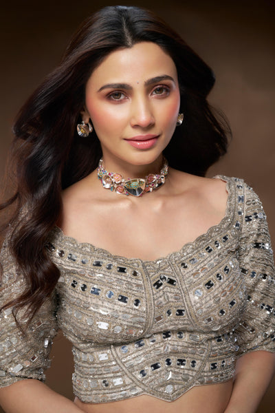 Daisy Shah in IRODORI Choker